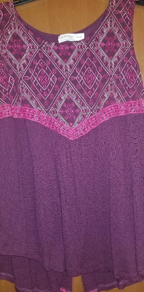 Embroidered tank w/ split back